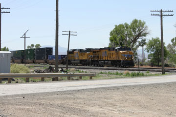 UP EMD SD70ACe #8731 and GE ES44AC #6751, Beowawe